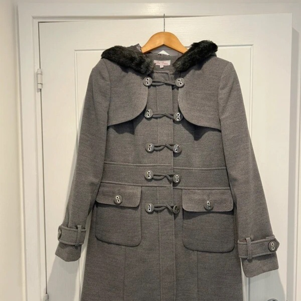 Elegant Gray Trench Coat with Faux Fur Collar